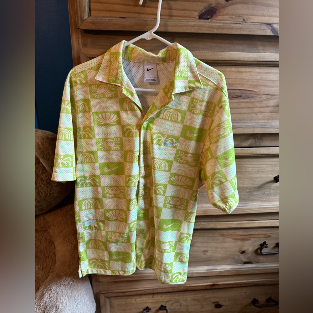 Mens’s Nike dri fit Hawaiian style shirt. Small,